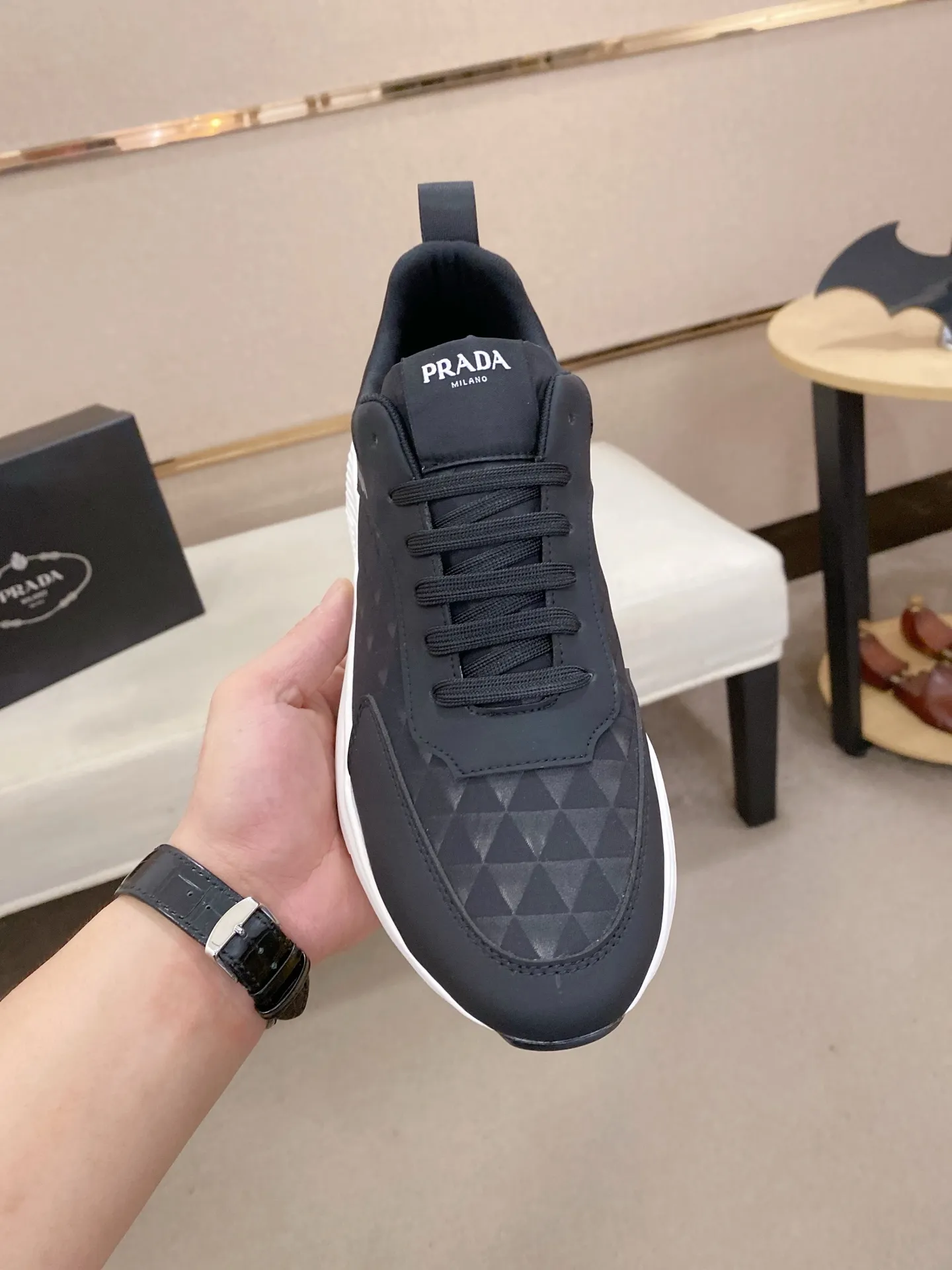 Men's shoes 💰 442💰 ✔️✔️✔️The new PRADA (Prada) counters are launched simultaneously. The new men's shoes and 😘fabrics are made of selected cowhide and waterproof and breathable fabrics. Lining: Breathable mesh lining. 👍🏿 High-end ☄️ air-cushion molded anti-slip rubber outsole, exquisite lines, simple and elegant, comfortable and high-end for leisure travel. Code number: 38 to 44 (45 can be customized and cannot be returned or exchanged)